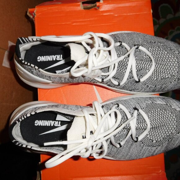 NEW 9.5M LADIES NIKE FREE TR FLYKNIT 3 CARDIO SNEKAERS BLACK WHITE - Picture 4 of 8